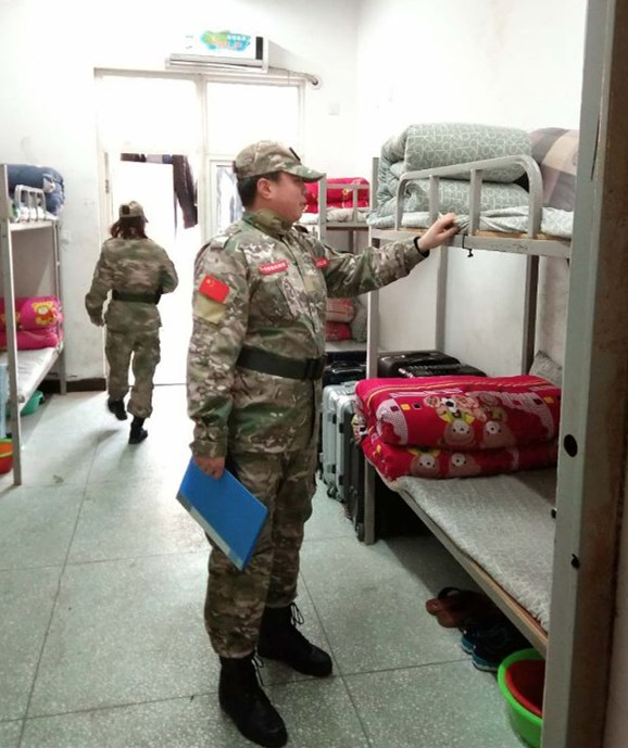 “藍軍一號”教官對學(xué)生宿舍進行檢查 