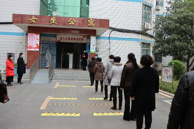 市教育局對南陽一中、南陽五中高三開學(xué)準(zhǔn)備工作開展檢查驗(yàn)收